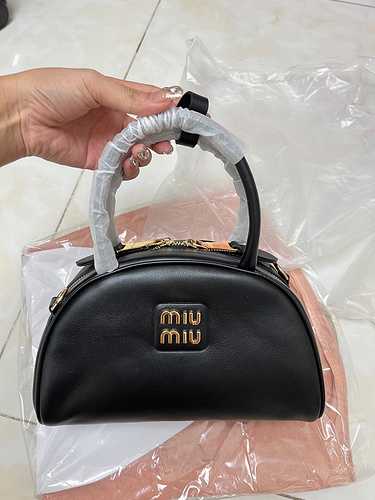 Borsa a conchiglia Miumiu realizzata in pelle bovina originale importata Borsa regalo di alta qualit