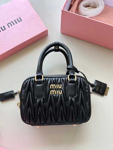 La borsa Miumiu è realizzata in pelle bovina originale importata con borsa regalo di alta qualità. D