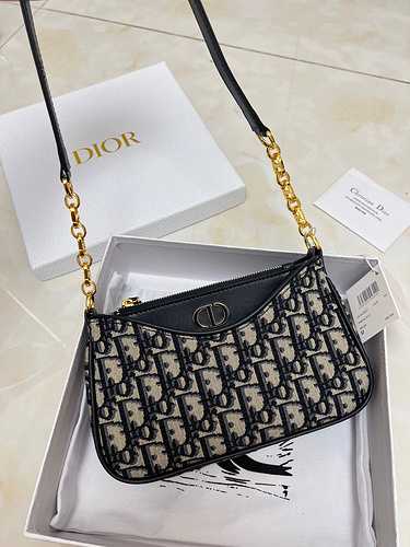 DIOR La borsa sotto le ascelle è realizzata in pelle bovina originale importata con una borsa regalo