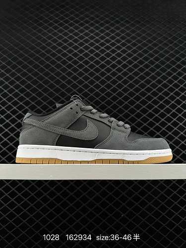 La tomaia grigio foschia 7 Nike SB Dunk Low presenta una base in pelle martellata e uno strato ester