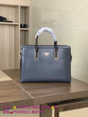 PRADA La valigetta da uomo è realizzata in pelle originale di alta qualità importata con una borsa r