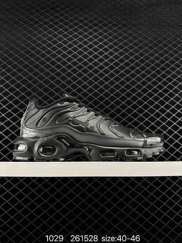 La Nike Air Max Plus, rappresentante della linea di scarpe alternative Nike, è nata nel 996 ed è la 