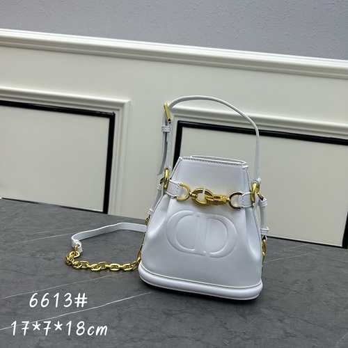 DIOR La borsa a secchiello è realizzata in pelle bovina originale importata con una borsa regalo di 