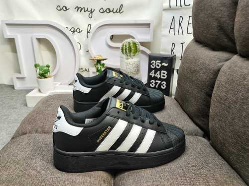 373D è reinterpretato con elementi di moda moderniClover Adidas Originals Superstar XLG Shell Head S